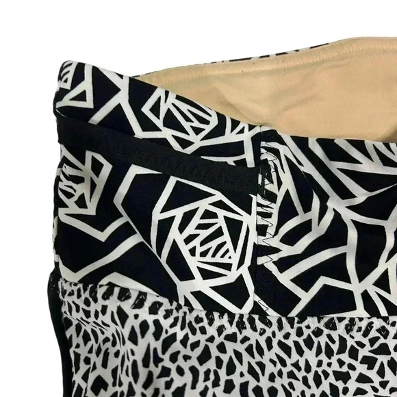 Lululemon Real Quick Tight Miss Mosaic White / Posey Black White, Luxtreme® 2 - Picture 5 of 9